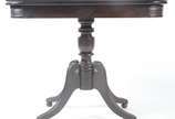 Mesa/console de jacarandá, tampo dobrável, saia... - Mesa/console de jacarandá, tampo dobrável, saia com detalhes entalhados, apoio em coluna central terminando em quatro pernas recurvas sobre bolas.