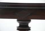 Mesa/console de jacarandá, tampo dobrável, saia... - Mesa/console de jacarandá, tampo dobrável, saia com detalhes entalhados, apoio em coluna central terminando em quatro pernas recurvas sobre bolas.