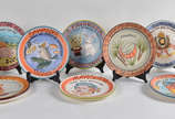 Doze pratos da boa lembrança de cerâmica pintad... - Doze pratos da boa lembrança de cerâmica pintada, diam.25 cm. cada.