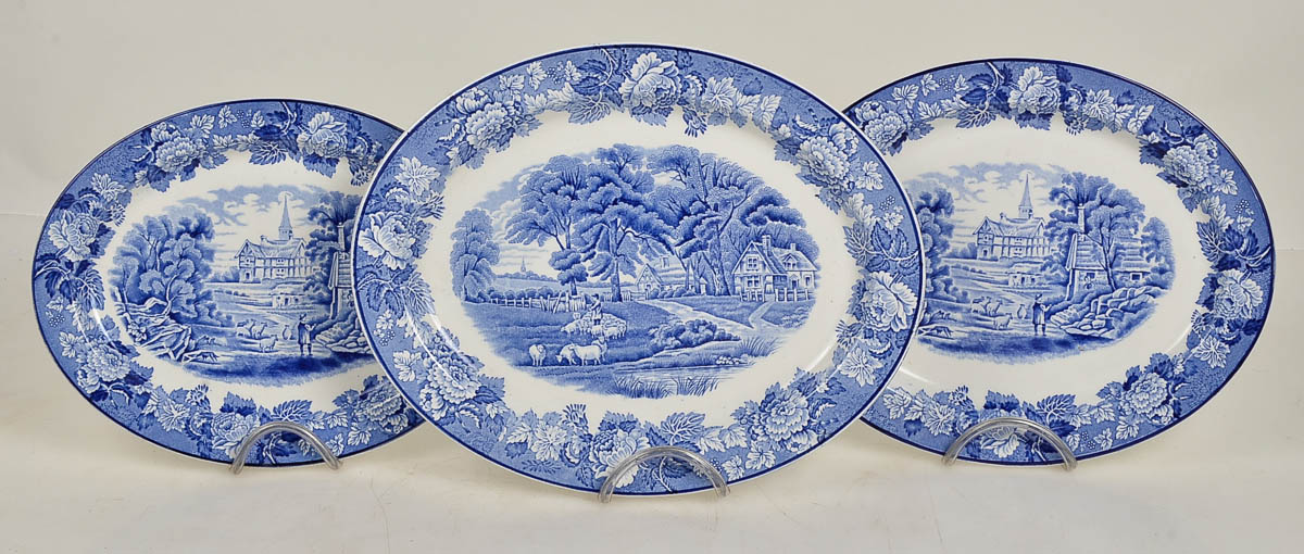 Tres travessas de faiança inglesa com cenas em azul e branco, sendo a...