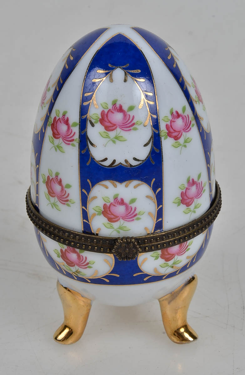 Ovo limoges c/ flores estilo Fabergé, alt.10cm.