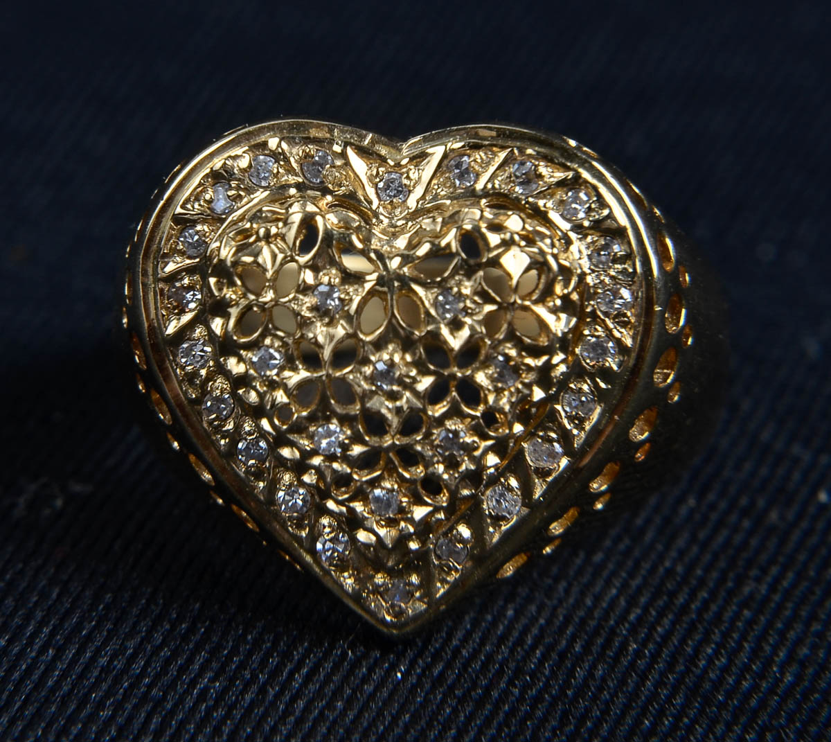 Anel de ouro 18 coracao c/ brilhante. Peso 6,2g.