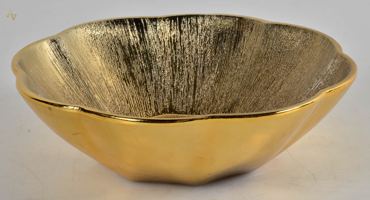 Centro de mesa em porcelana dourada. diam. 28cm.