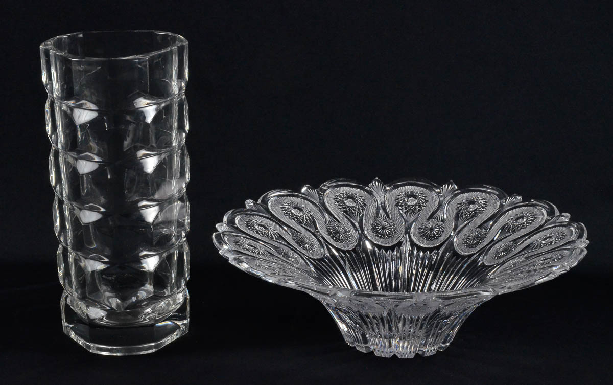 Duas peças de cristal, sendo vaso e fruteira lapidada. Alts 24 e 9 cm.