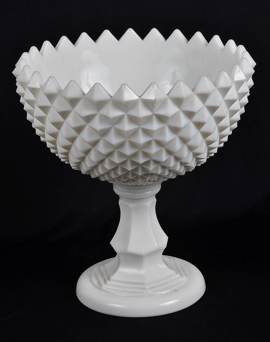 Fruteira branca em milkglass, alt.25cm.