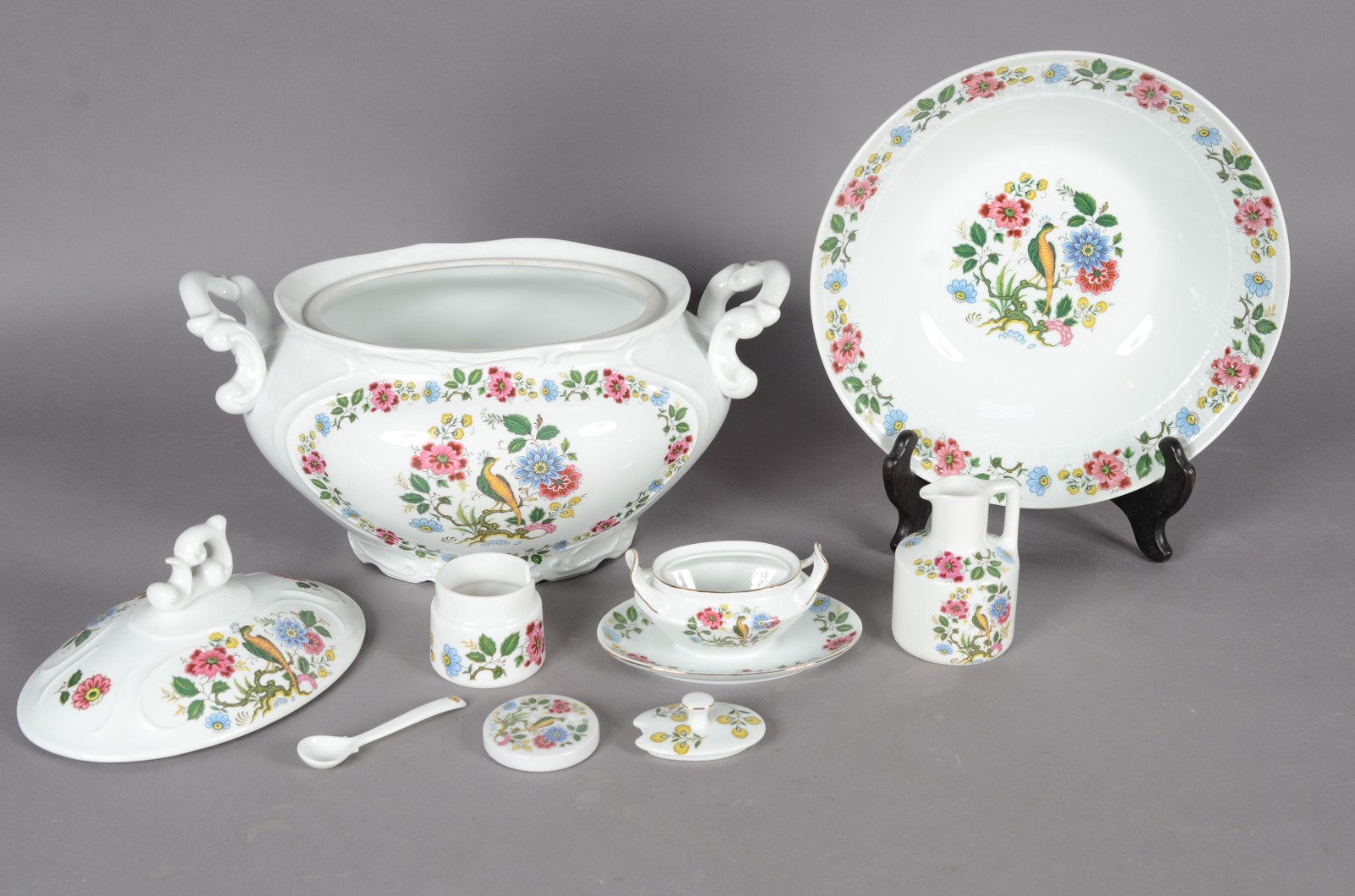 Serviço de jantar de porcelana "Emano", decorada com aves do paraíso... - foto 5 de 11