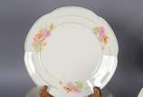 Chodziel,  - Aparelho de jantar de porcelana polonesa Chodziel, na cor bege decorado com flores em policromia e resquícios de frisos dourados, composto de: 10 prat