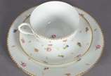 Serviço para chá de porcelana francesa "Mehun",... - Serviço para chá de porcelana francesa "Mehun", C.P. & Co. (Charles Pillivuyt), delicadamente decorada com pequenas flores em policromia e friso...