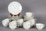 Serviço para chá de porcelana francesa "Mehun",... - Serviço para chá de porcelana francesa "Mehun", C.P. & Co. (Charles Pillivuyt), delicadamente decorada com pequenas flores em policromia e friso...
