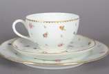 Serviço para chá de porcelana francesa "Mehun",... - Serviço para chá de porcelana francesa "Mehun", C.P. & Co. (Charles Pillivuyt), delicadamente decorada com pequenas flores em policromia e friso...