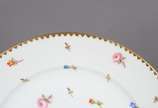 Serviço para chá de porcelana francesa "Mehun",... - Serviço para chá de porcelana francesa "Mehun", C.P. & Co. (Charles Pillivuyt), delicadamente decorada com pequenas flores em policromia e friso...