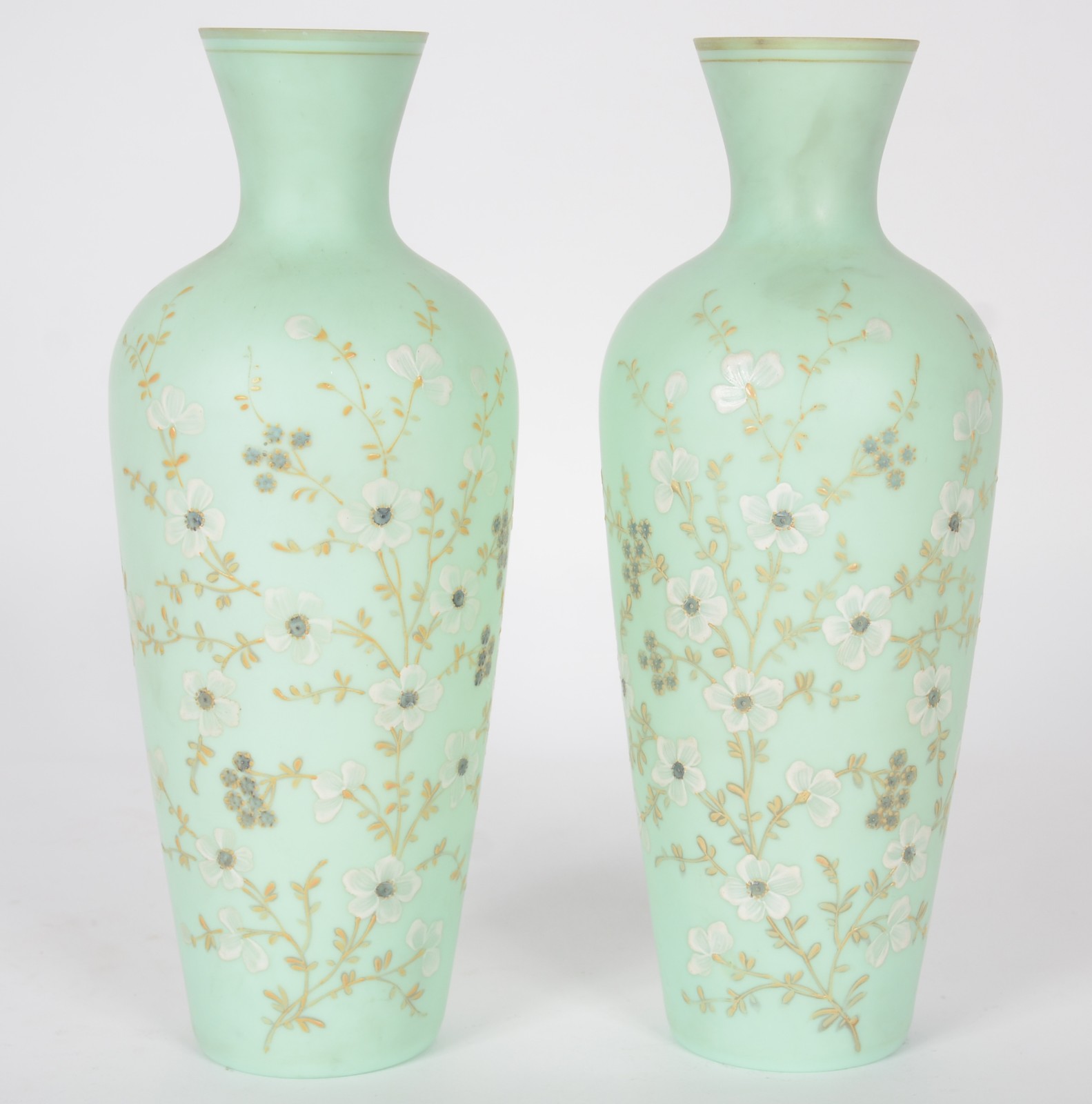 Par de vasos de opalina francesa na cor verde decoradas com delicadas... - foto 1 de 6
