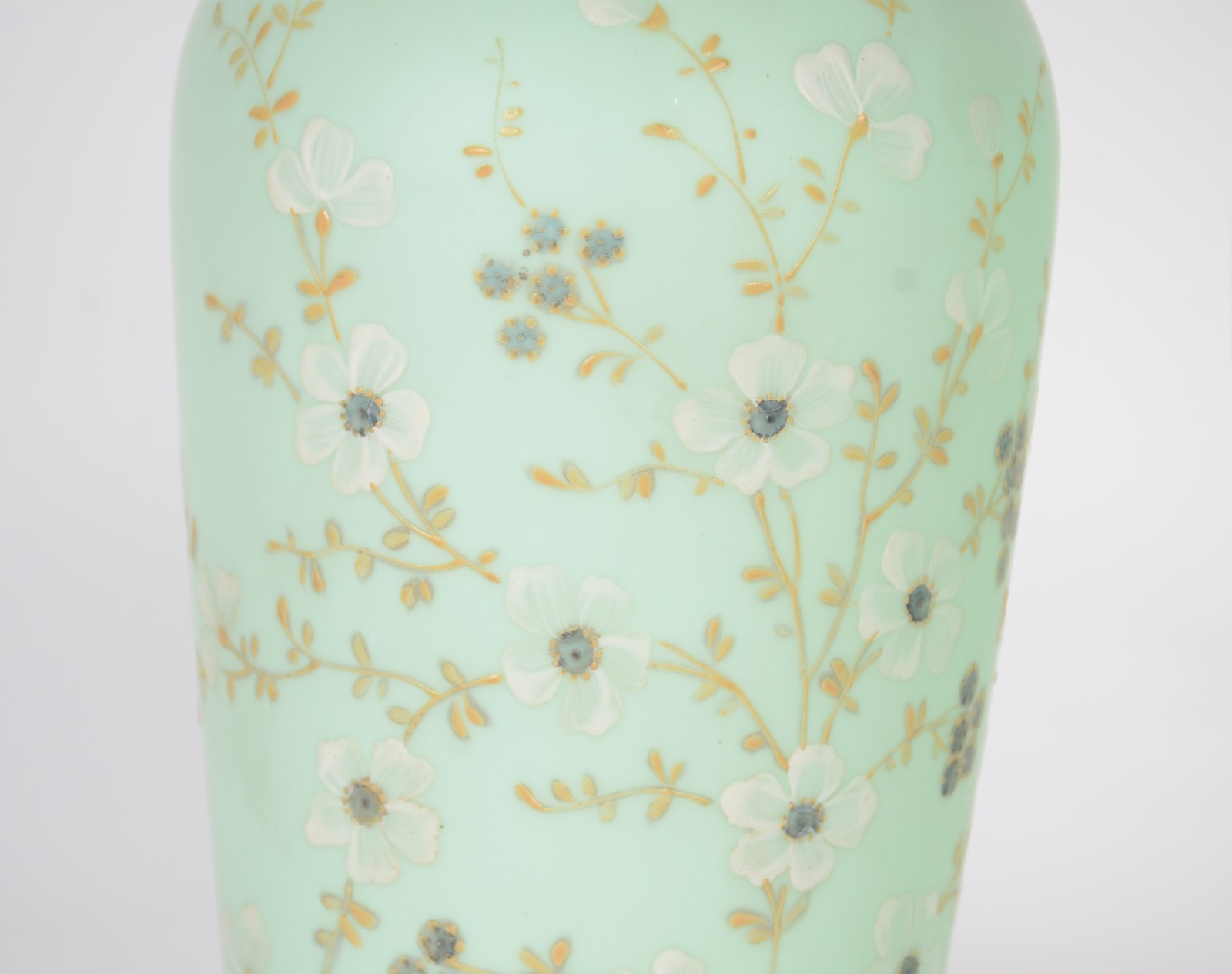 Par de vasos de opalina francesa na cor verde decoradas com delicadas... - foto 2 de 6