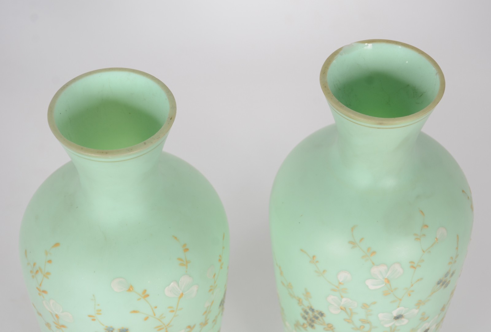 Par de vasos de opalina francesa na cor verde decoradas com delicadas... - foto 3 de 6