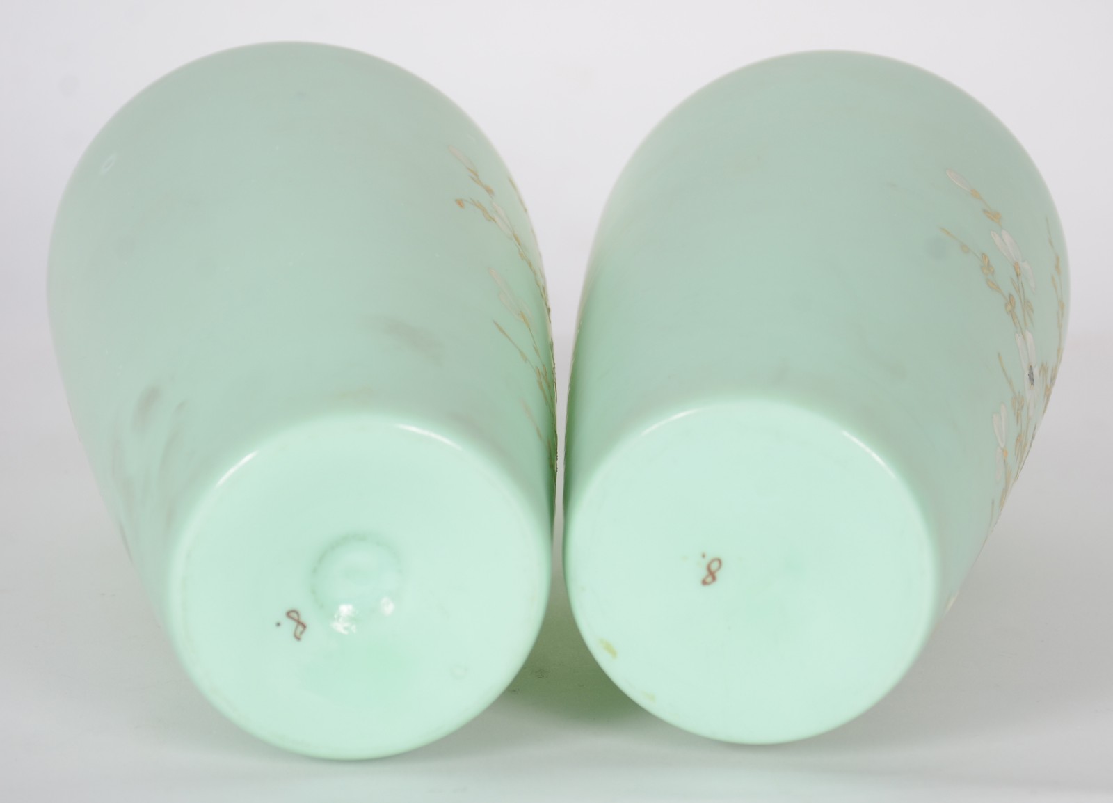 Par de vasos de opalina francesa na cor verde decoradas com delicadas... - foto 4 de 6