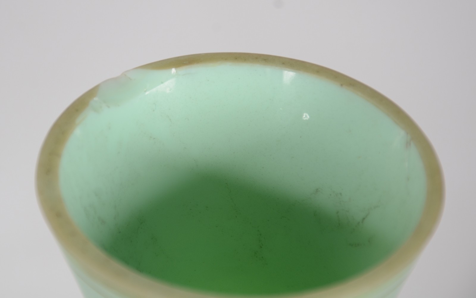Par de vasos de opalina francesa na cor verde decoradas com delicadas... - foto 5 de 6