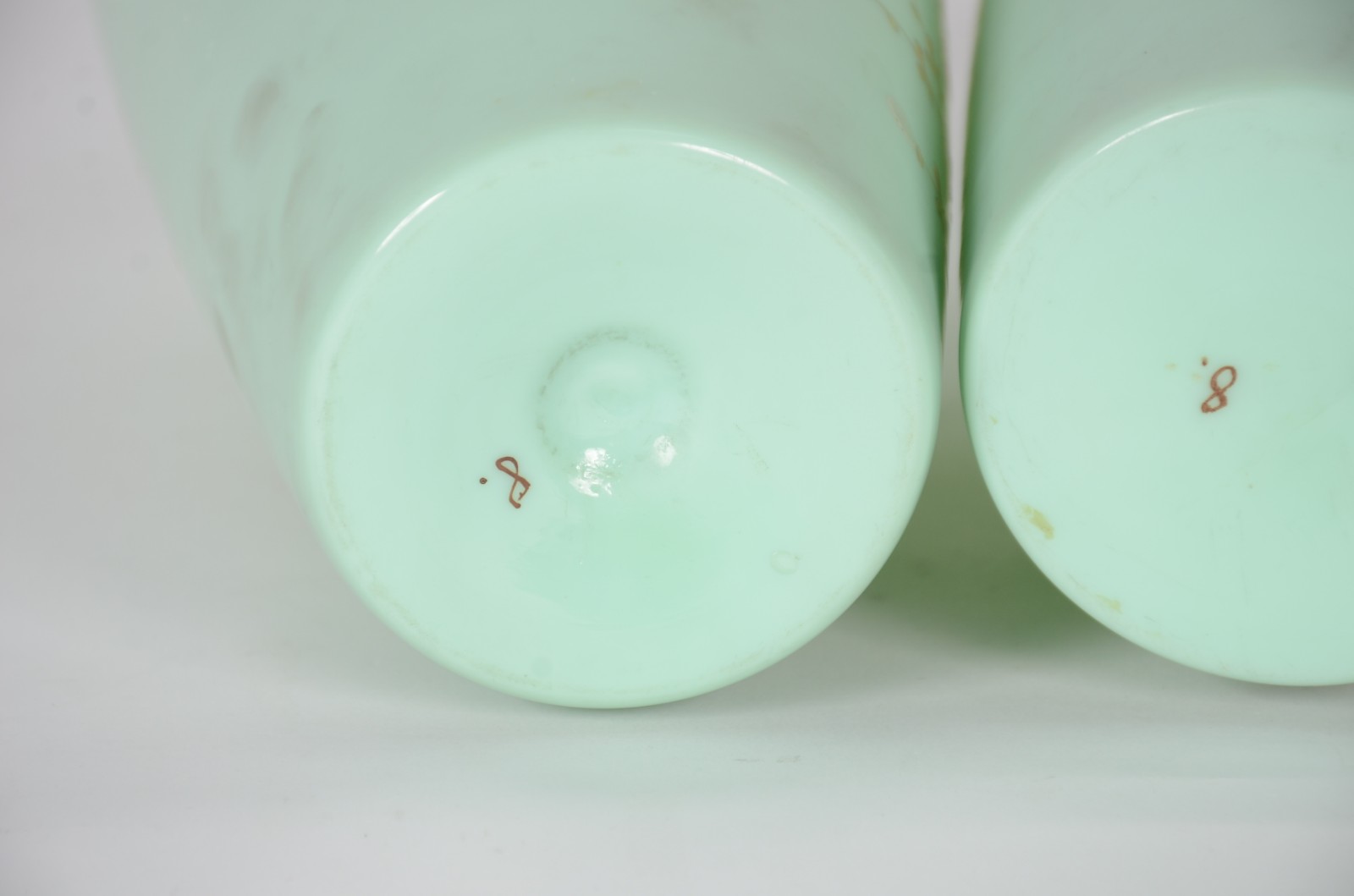 Par de vasos de opalina francesa na cor verde decoradas com delicadas... - foto 6 de 6