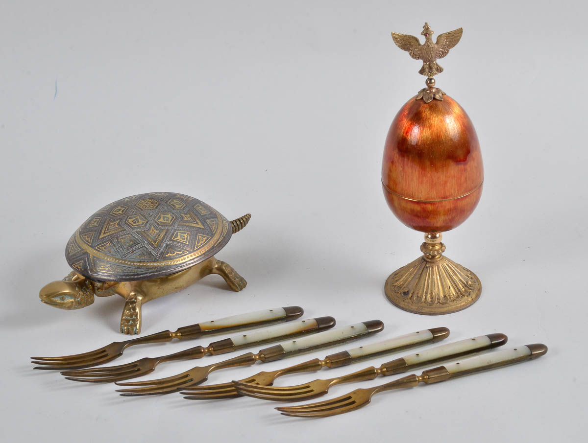 Diversas pecas, sendo 6 garfinhos com madreperola; ovo estilo faberge...