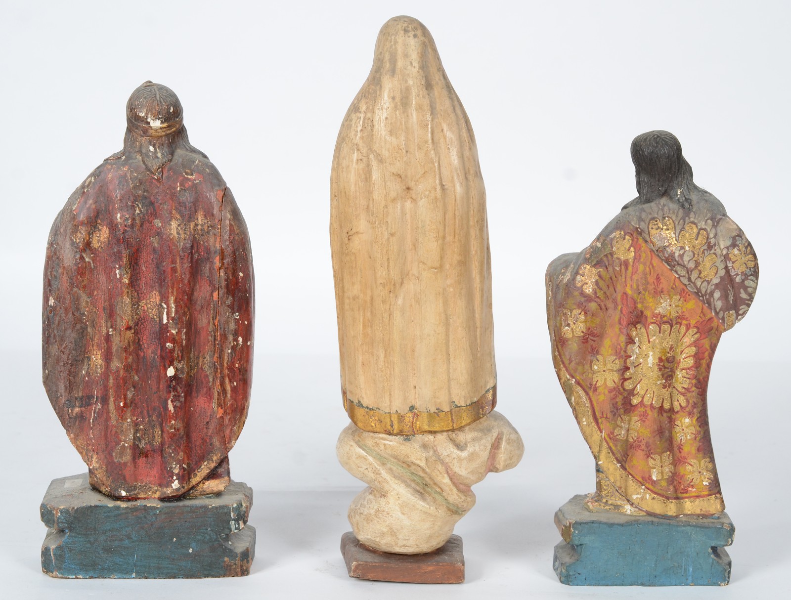 Três antigas imagens sacras de madeira entalhada com resquícios de... - foto 6 de 11