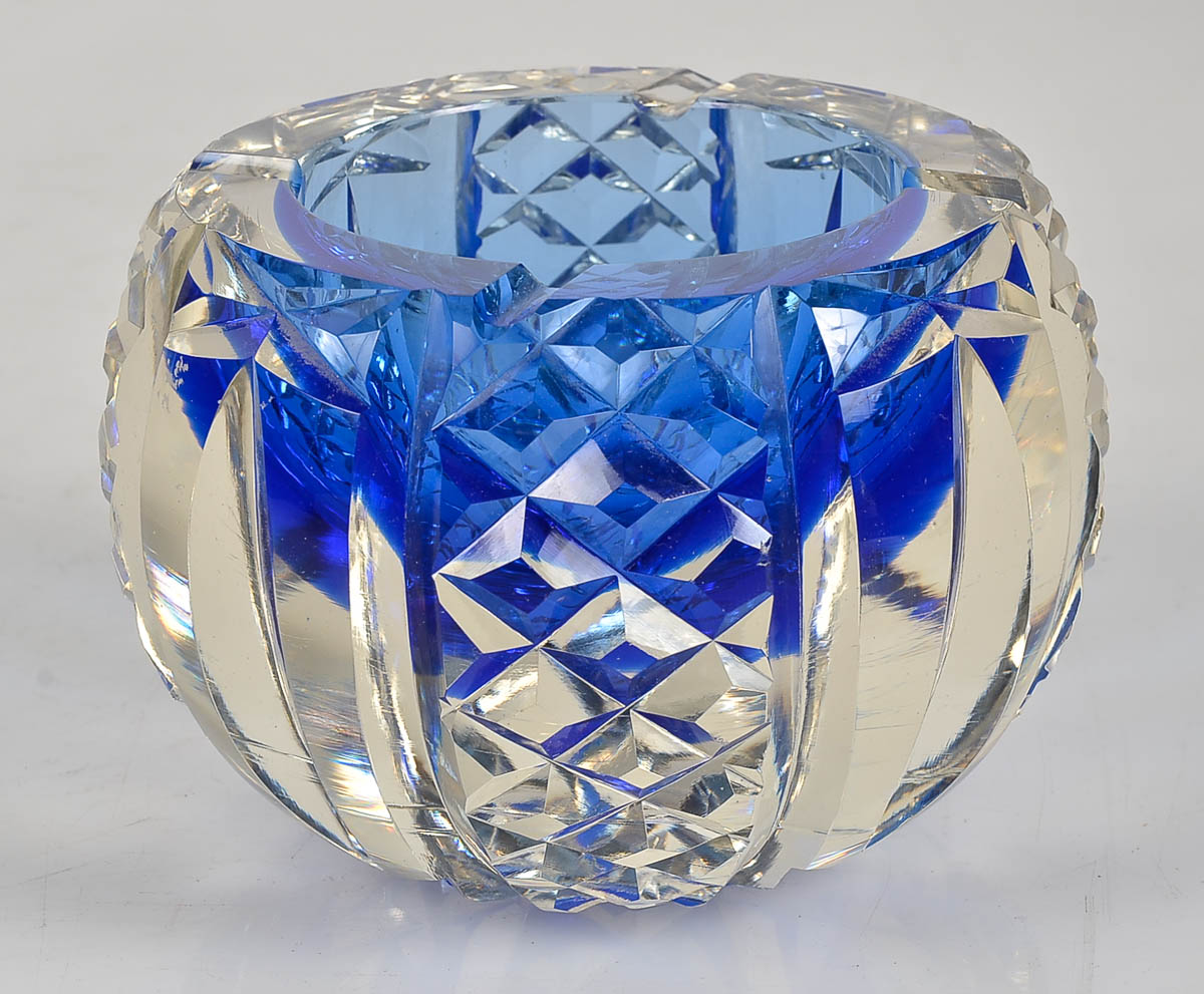 Cinzeiro de cristal frances na cor azul. alt. 10cm.