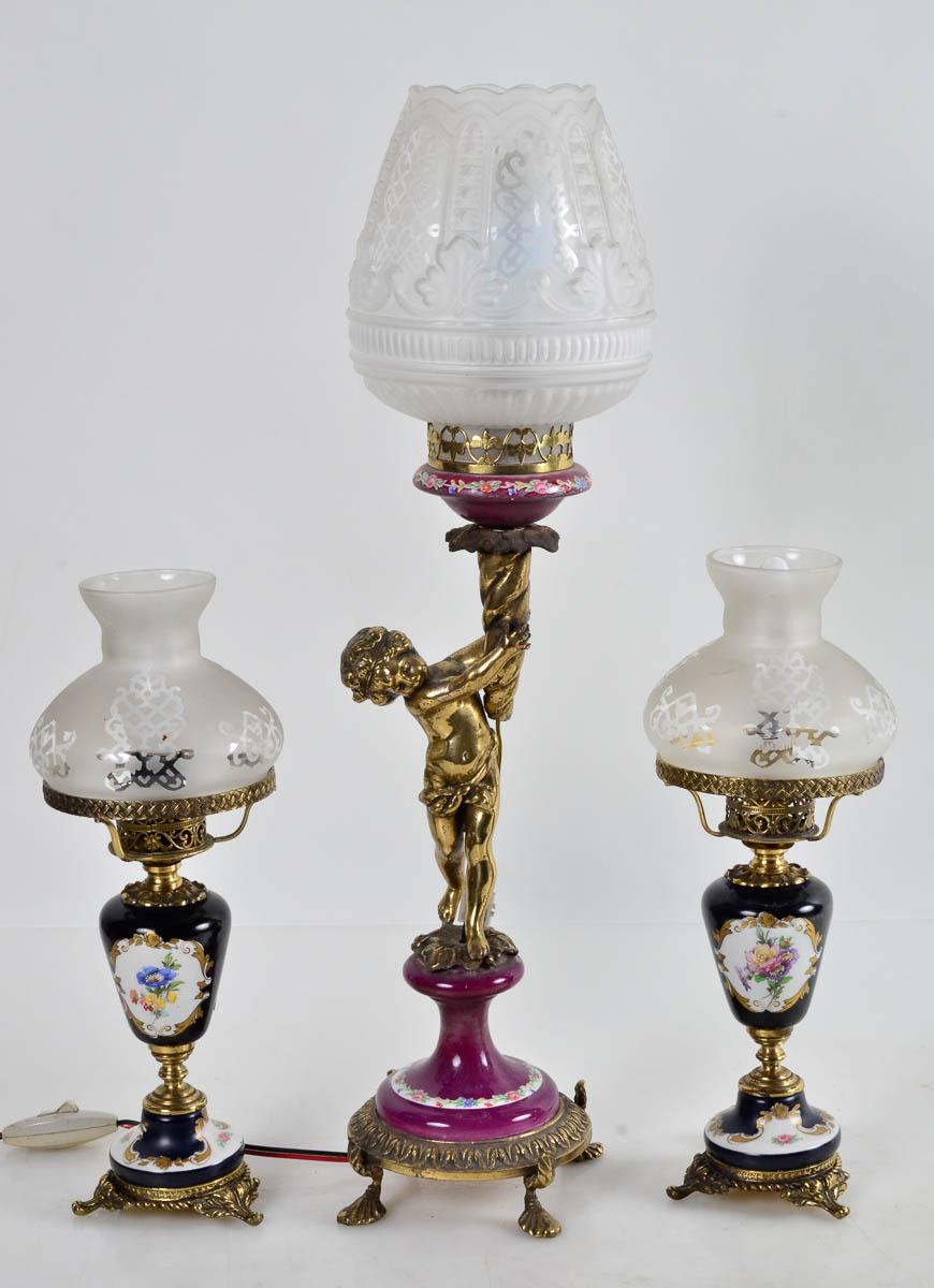Tres abatjoures diversos, sendo par com detalhe em porcelana azul e...