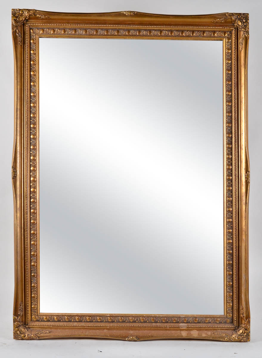 Espelho com moldura dourada - 90 x 60cm.