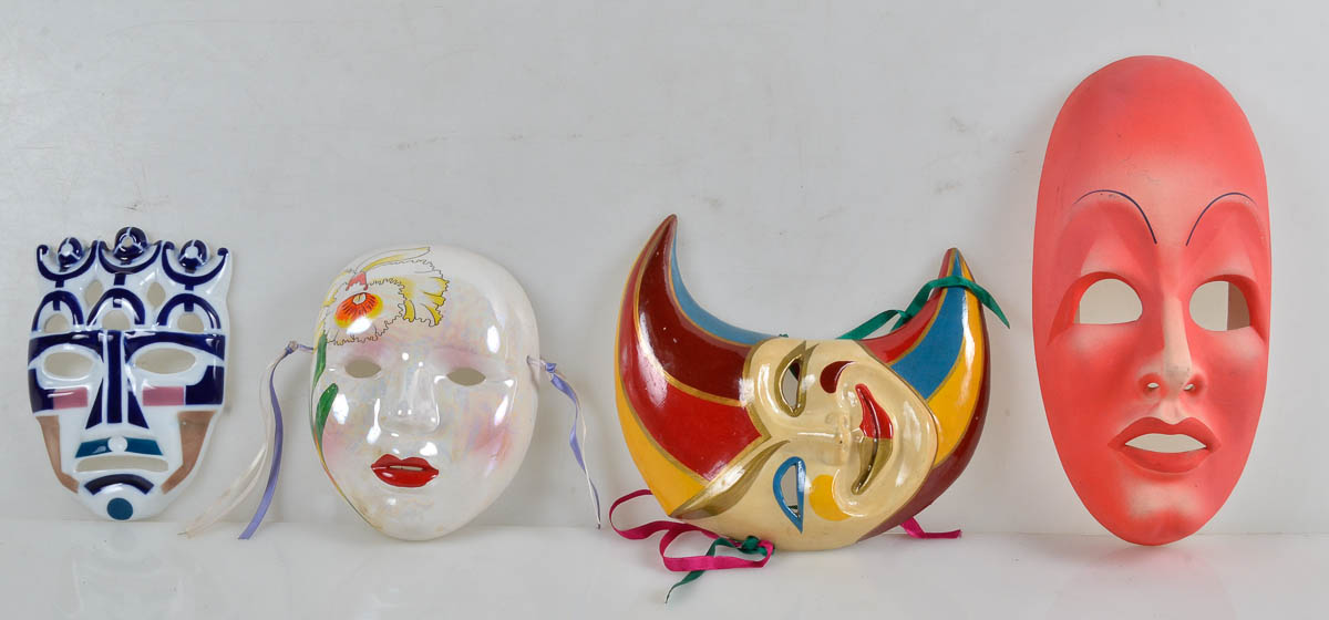 Quatro mascaras em porcelana, marca Sargadela. Med. aproximada: 19 a...
