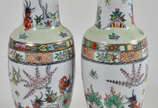 Par de vasos de porcelana chinesa, alt 26. - Par de vasos de porcelana chinesa, alt 26.