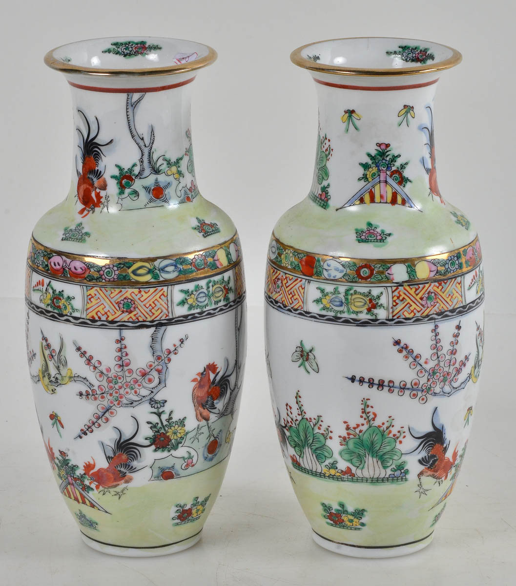 Par de vasos de porcelana chinesa, alt 26.