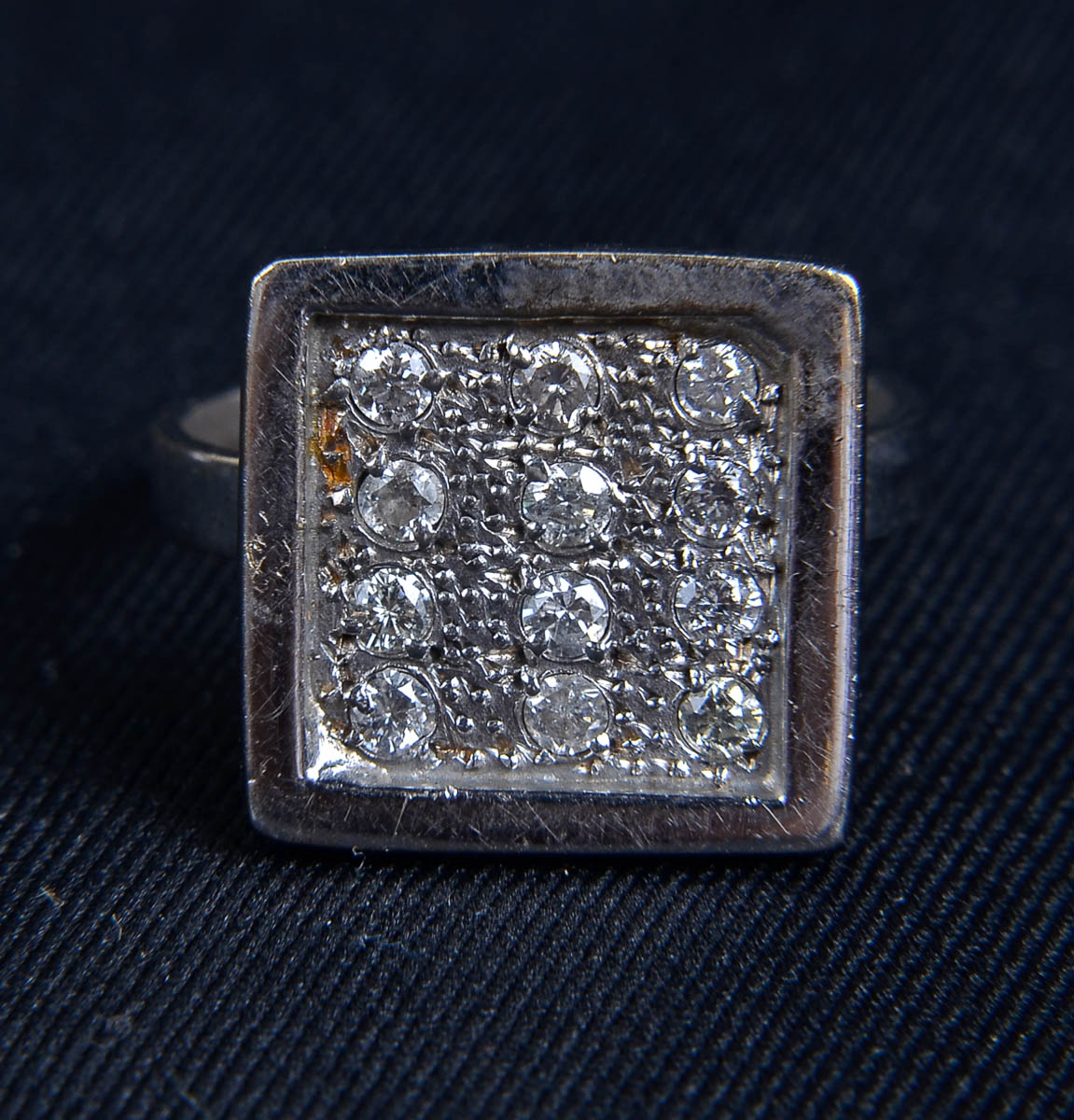 Anel quadrado de ouro branco c/ 12 brilhantes, 6,7 g.
