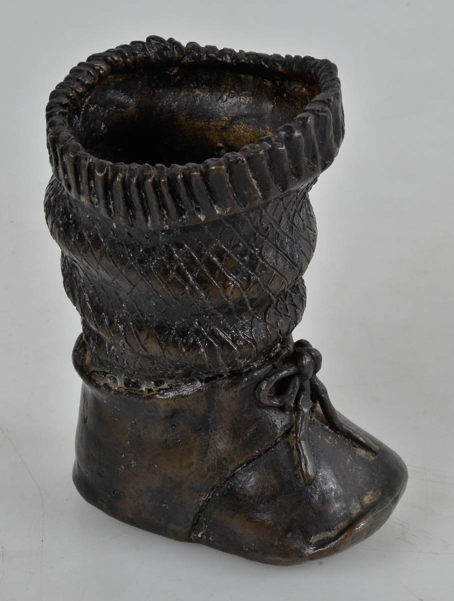Pequena estatueta de bronze repres."bota infantil", alt. 12...