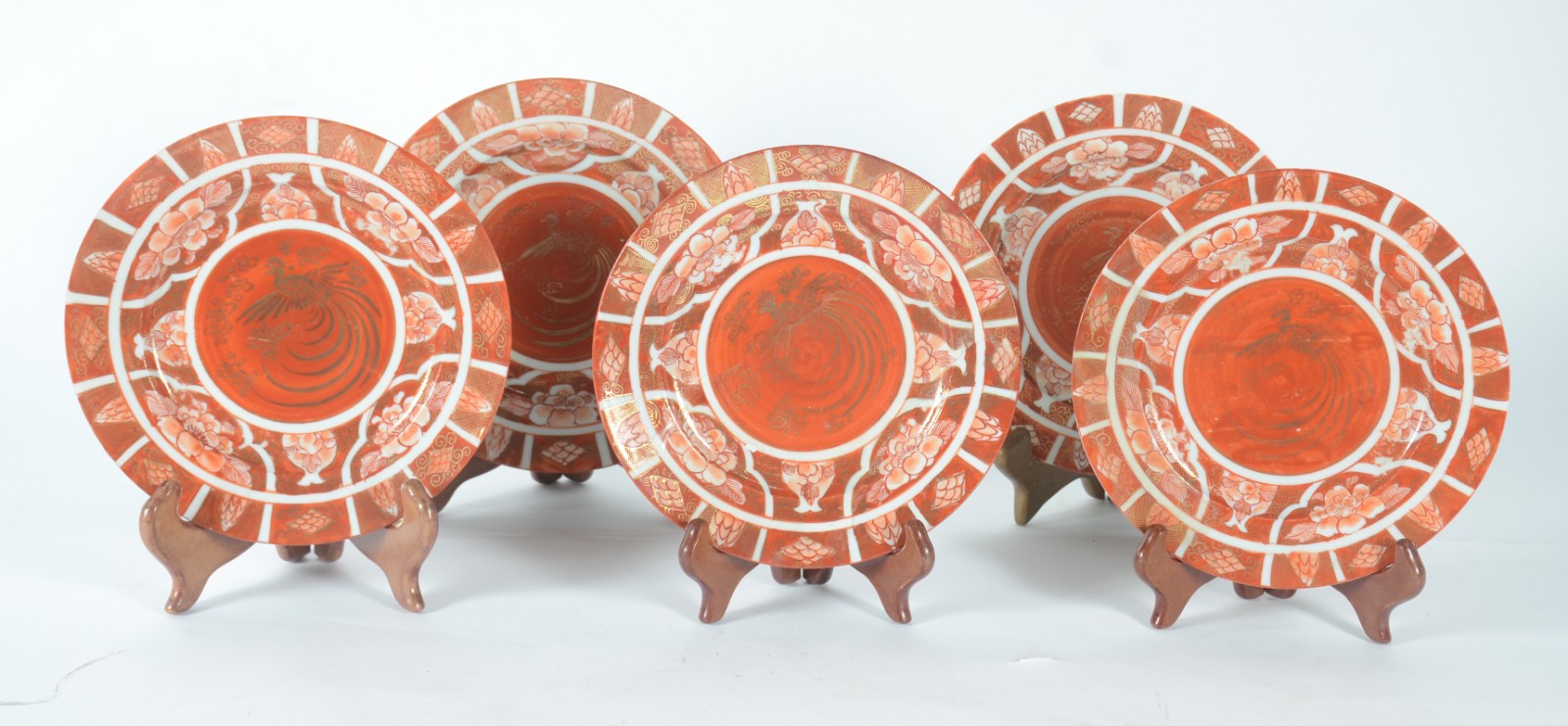 Cinco pratos de porcelana oriental na cor rouge de fer com aves do... - foto 1 de 8