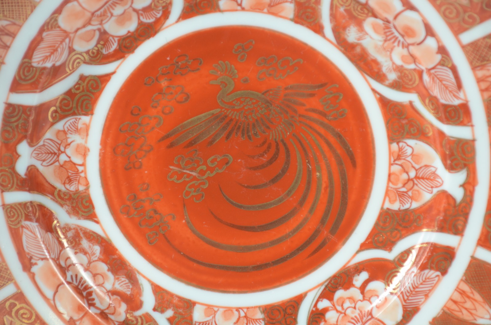 Cinco pratos de porcelana oriental na cor rouge de fer com aves do... - foto 2 de 8