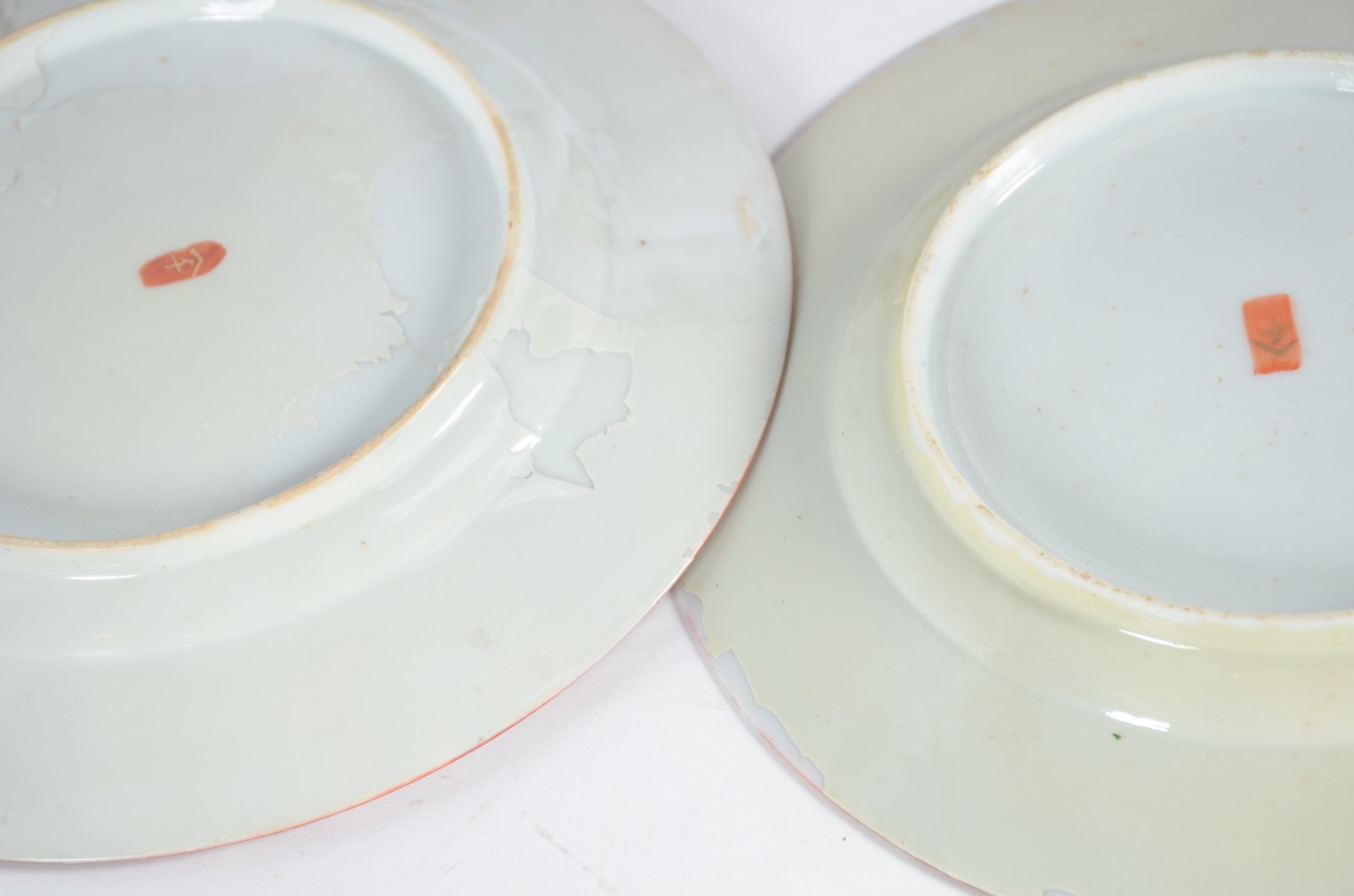 Cinco pratos de porcelana oriental na cor rouge de fer com aves do... - foto 6 de 8