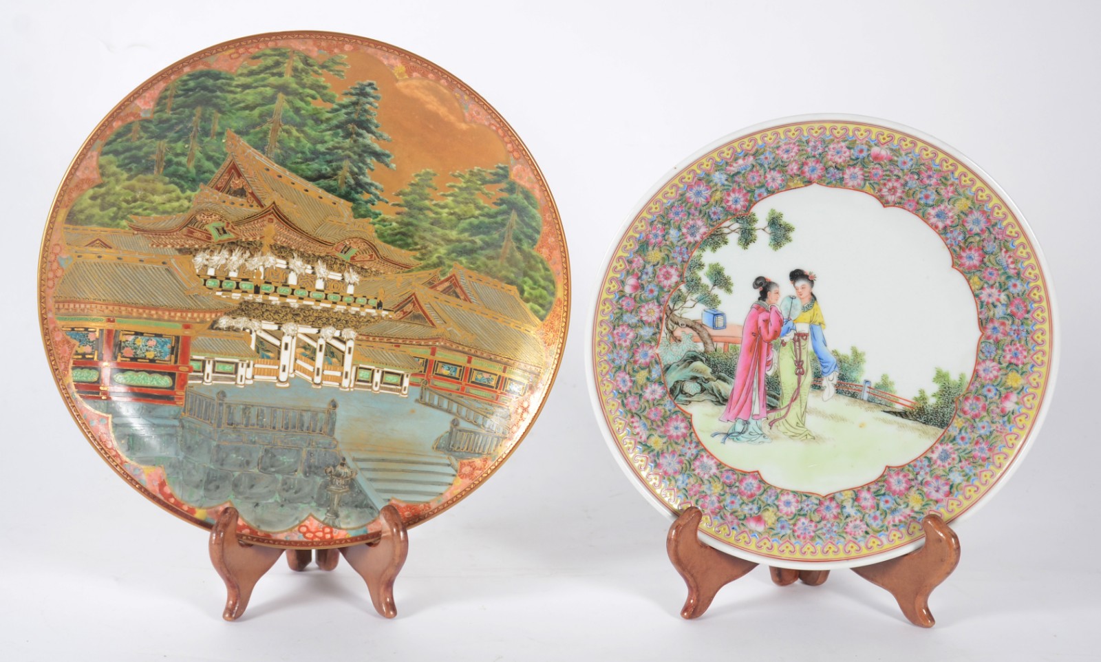 Dois pratos de porcelana oriental, sendo um decorado com pagodes em... - foto 1 de 6