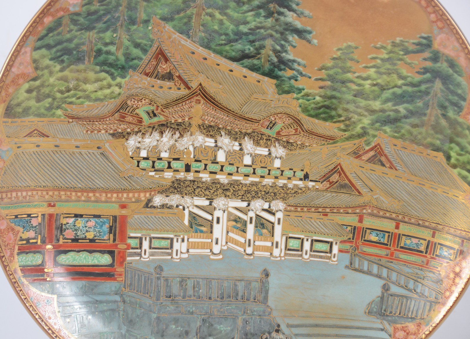 Dois pratos de porcelana oriental, sendo um decorado com pagodes em... - foto 2 de 6
