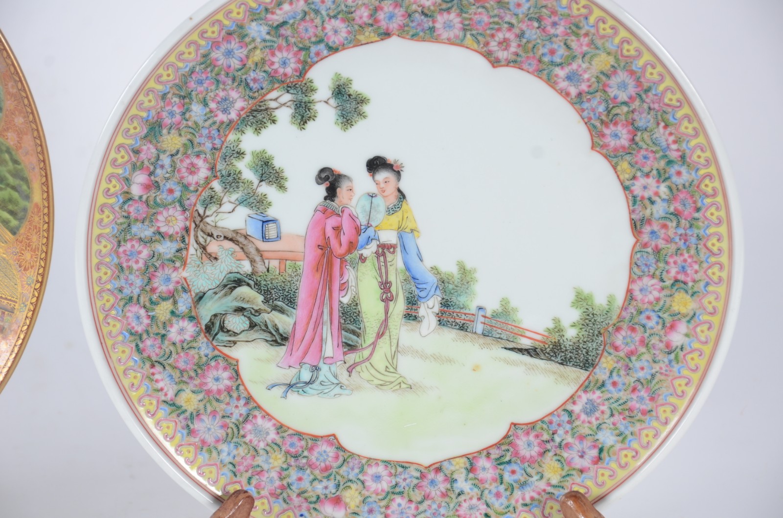 Dois pratos de porcelana oriental, sendo um decorado com pagodes em... - foto 3 de 6