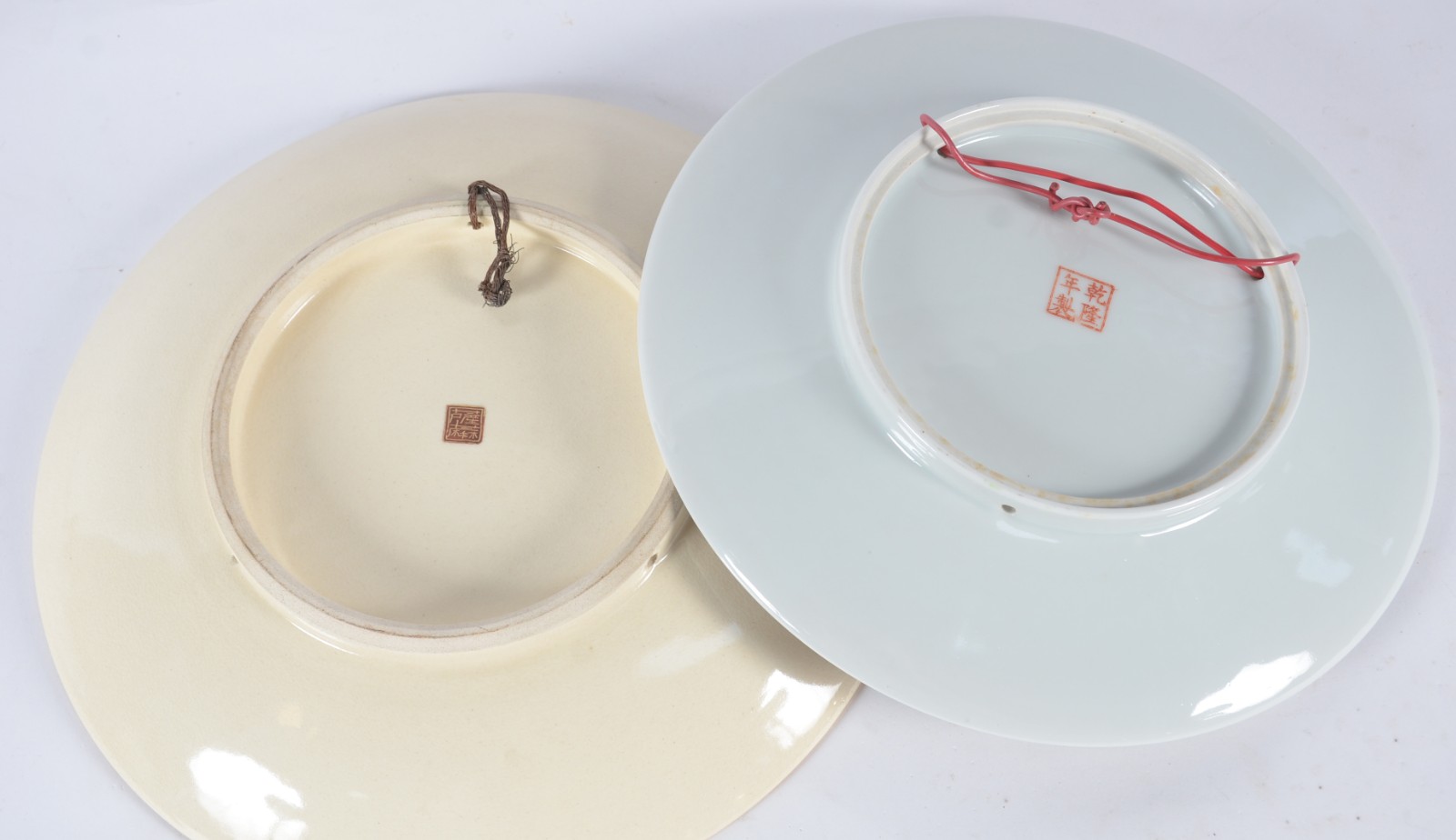 Dois pratos de porcelana oriental, sendo um decorado com pagodes em... - foto 4 de 6