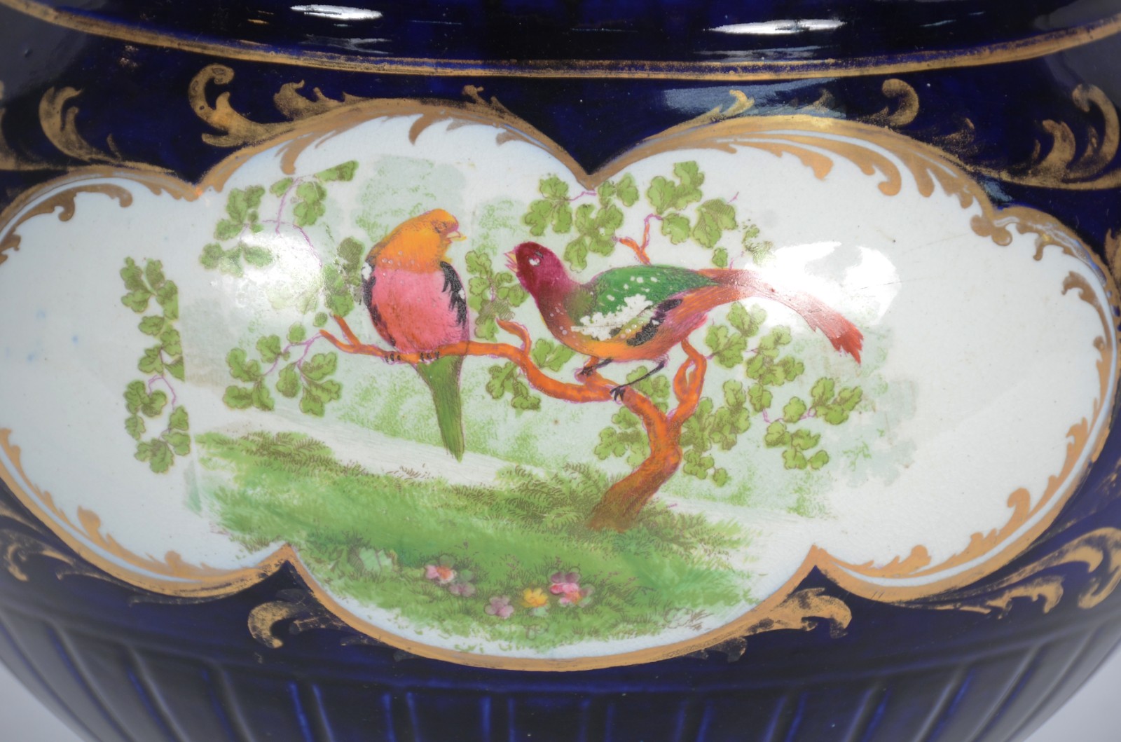 Cachepot de faiança inglesa Crescent & Sons na cor azul cobalto com... - foto 2 de 9