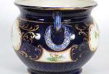 Cachepot de faiança inglesa Crescent & Sons na ... - Cachepot de faiança inglesa Crescent & Sons na cor azul cobalto com pássaros em policromia e realces dourados. Argolas laterais. Fio de cabelo n...