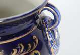Cachepot de faiança inglesa Crescent & Sons na ... - Cachepot de faiança inglesa Crescent & Sons na cor azul cobalto com pássaros em policromia e realces dourados. Argolas laterais. Fio de cabelo n...