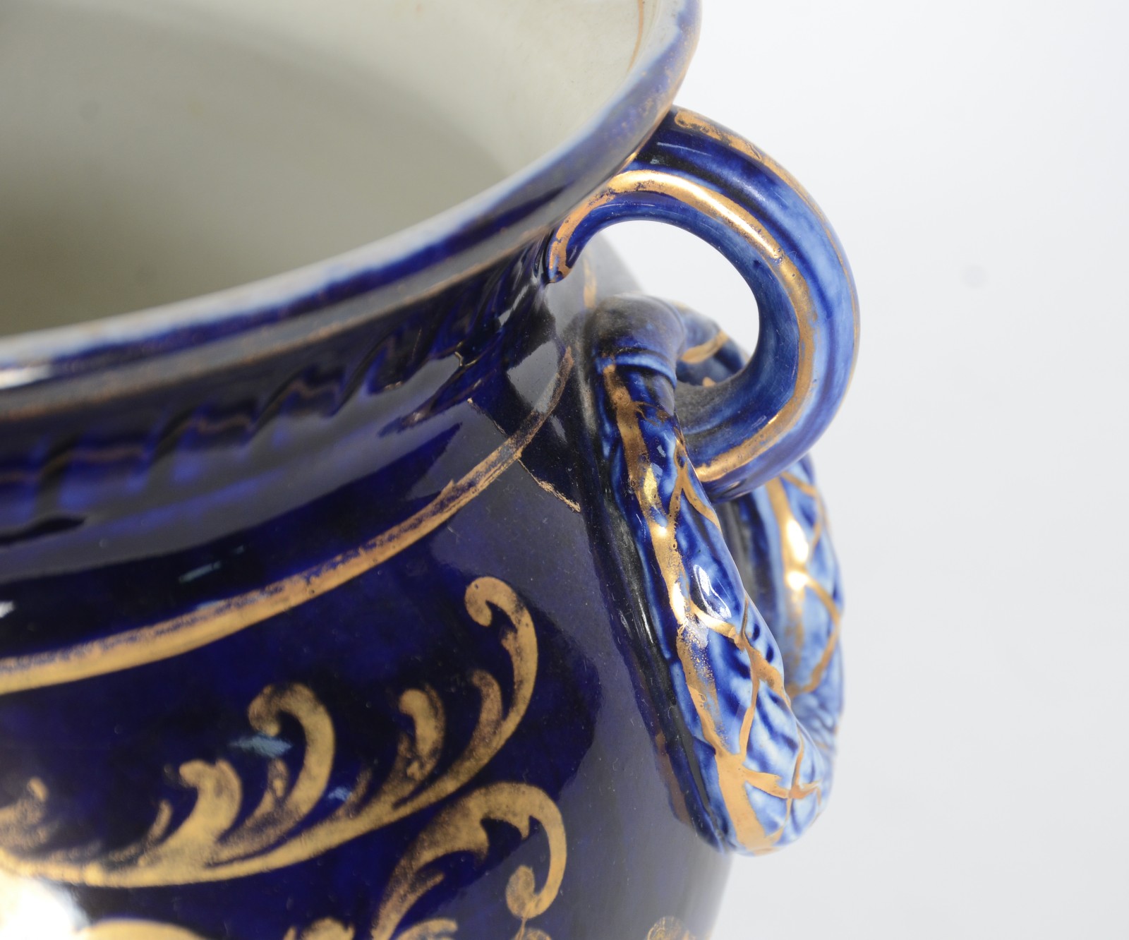 Cachepot de faiança inglesa Crescent & Sons na cor azul cobalto com... - foto 6 de 9