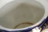 Cachepot de faiança inglesa Crescent & Sons na ... - Cachepot de faiança inglesa Crescent & Sons na cor azul cobalto com pássaros em policromia e realces dourados. Argolas laterais. Fio de cabelo n...
