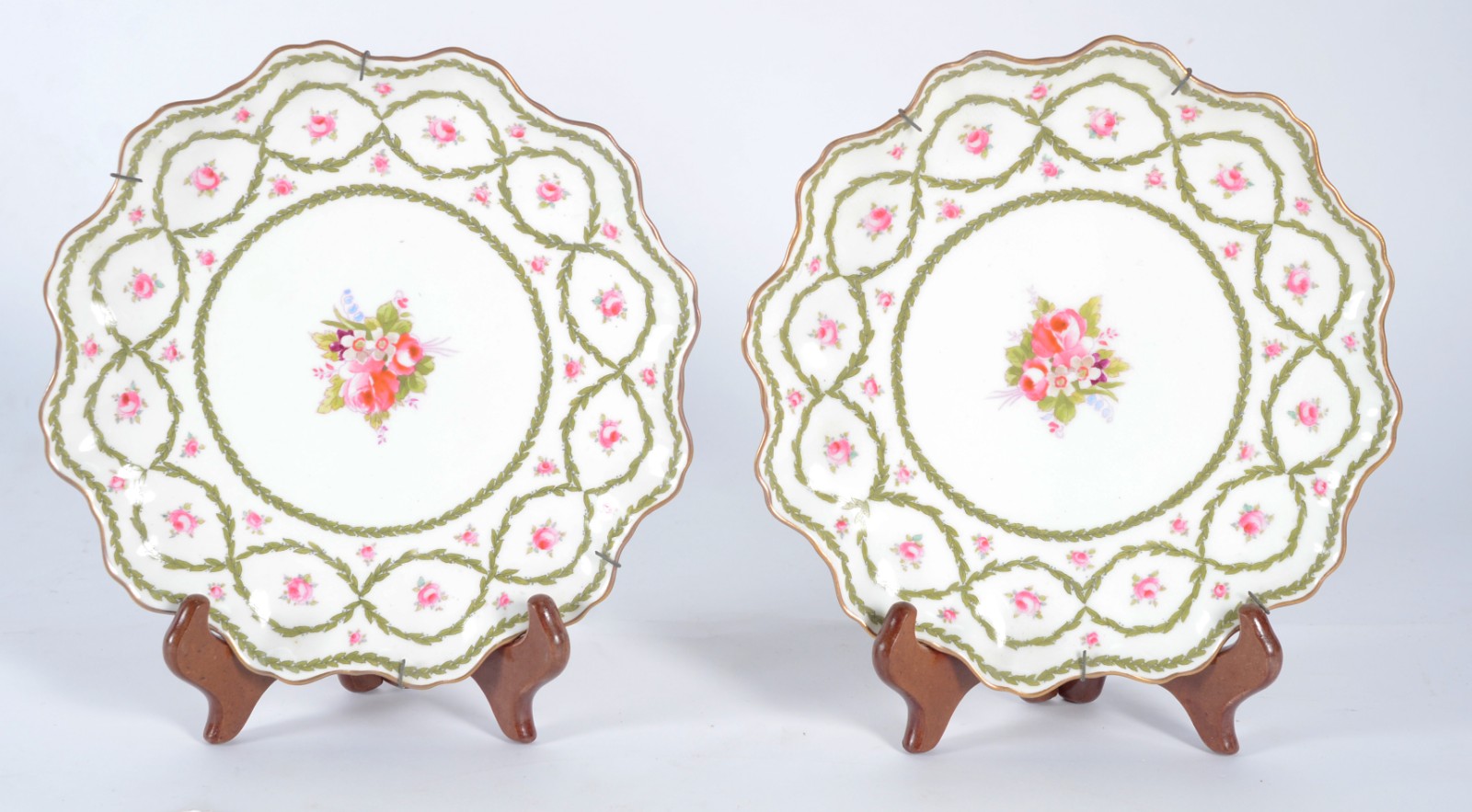 Par de delicados pratos de porcelana inglesa "Royal Doulton"... - foto 1 de 6