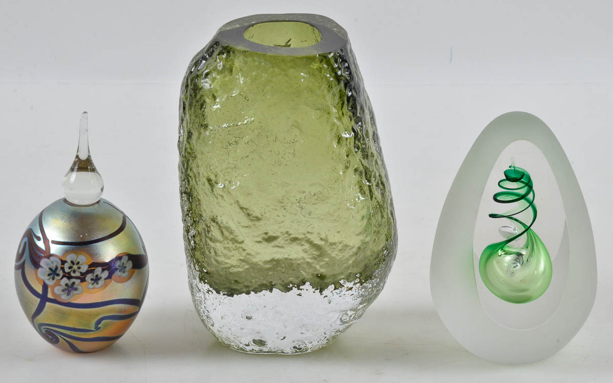 Tres peças diversas de vidro verde, sendo Vaso, peso de papel e...