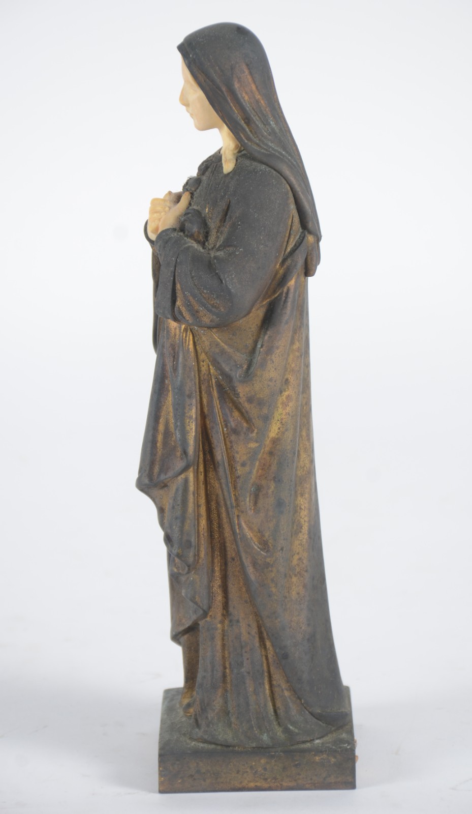 Escultura de bronze e marfim representando jovem com manto em oração. - foto 2 de 5