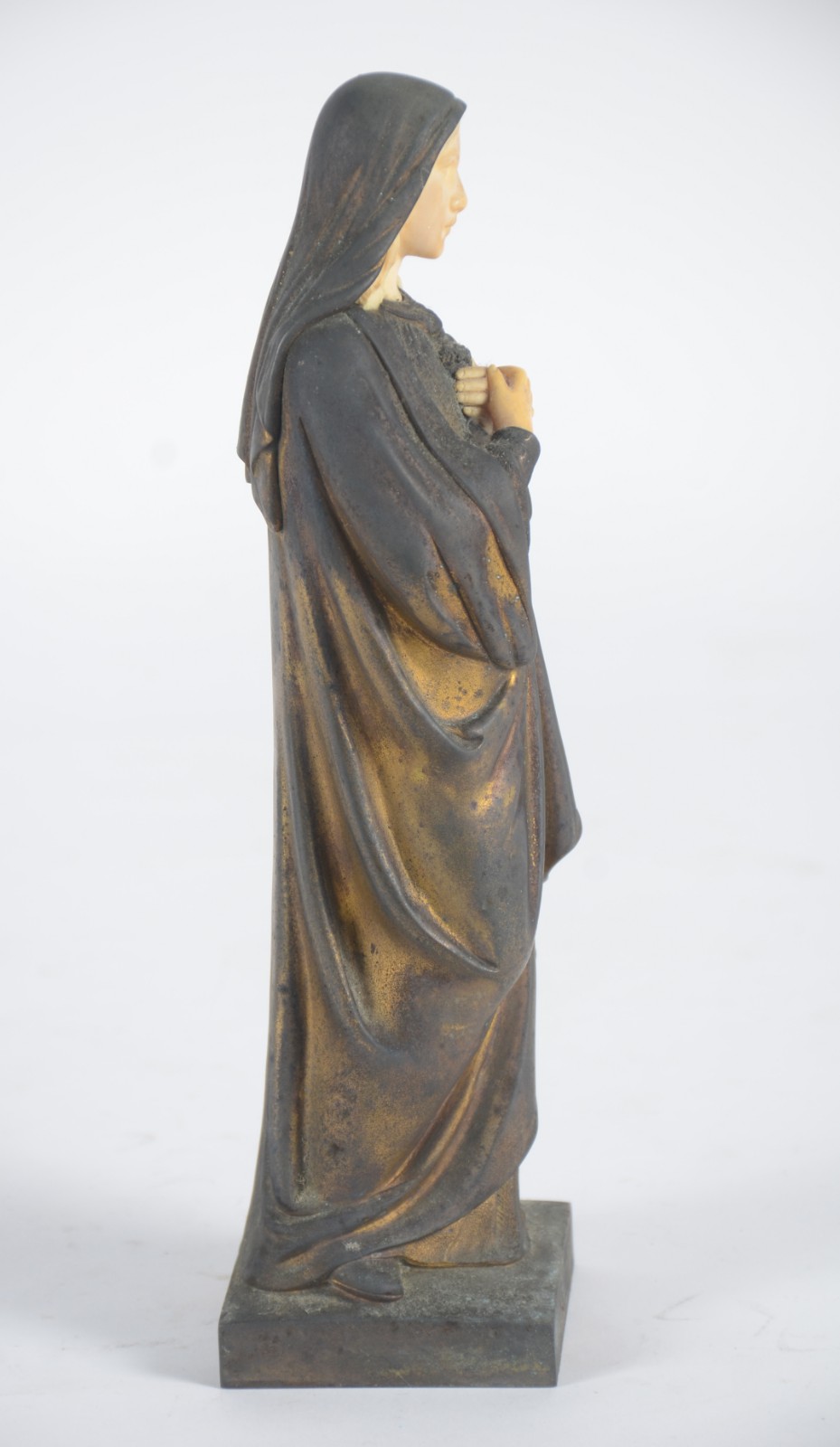 Escultura de bronze e marfim representando jovem com manto em oração. - foto 4 de 5