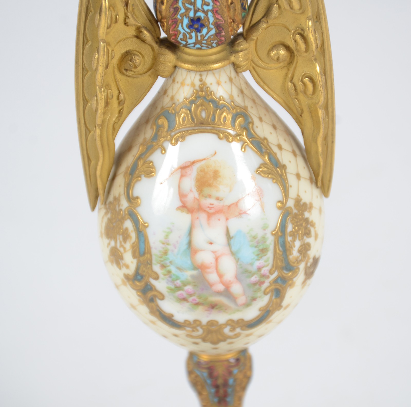 Pequena ânfora de porcelana decorada com figura de "pucci" em... - foto 2 de 7