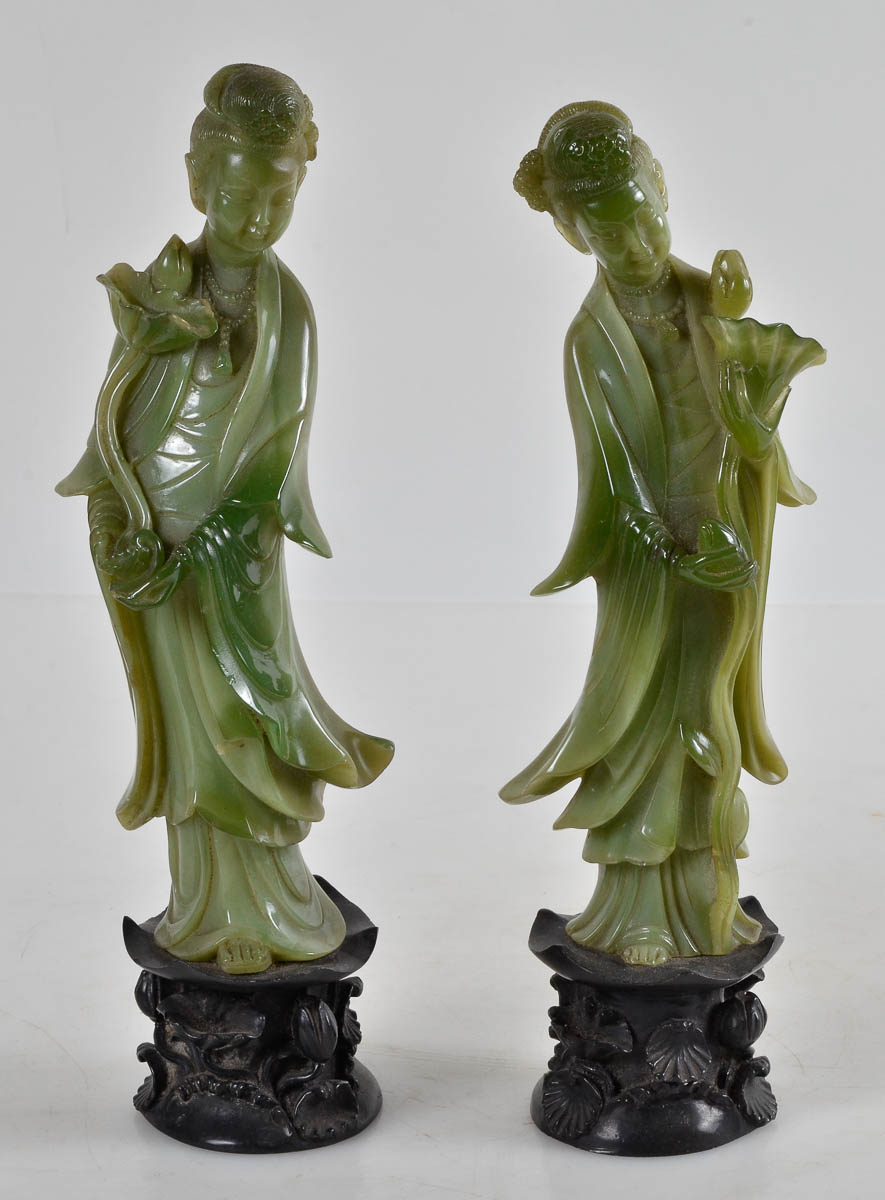 Duas figuras de resina verde no estado. alt. 30cm.