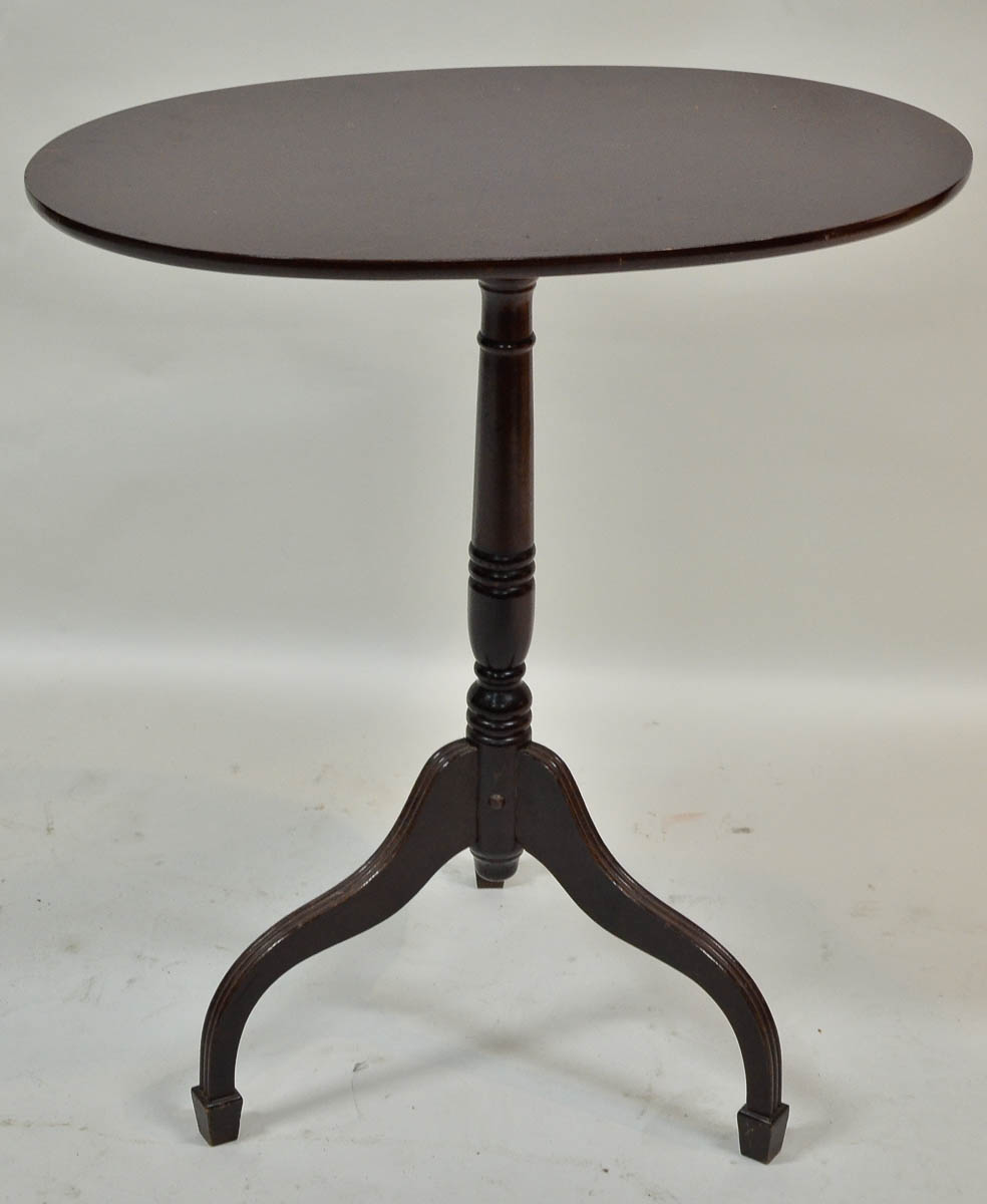 Mesa auxilar de madeira nobre, tilp-top, med.63 x 35 alt. 72 cm.